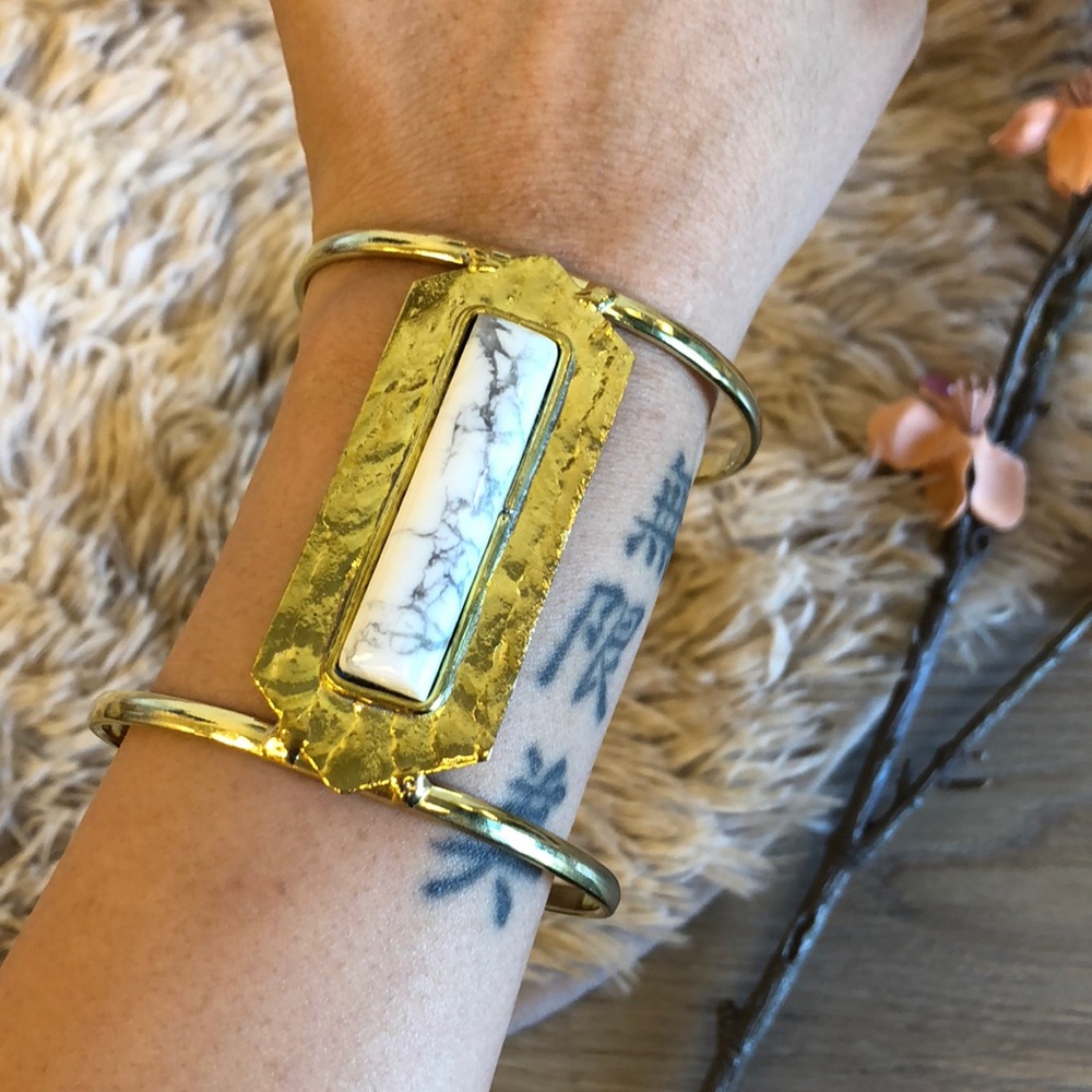 GOLD CUFF WHITE MARBLE DETAIL